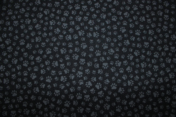 Designerbaumwollstoff Black Paw Prints (10 cm)